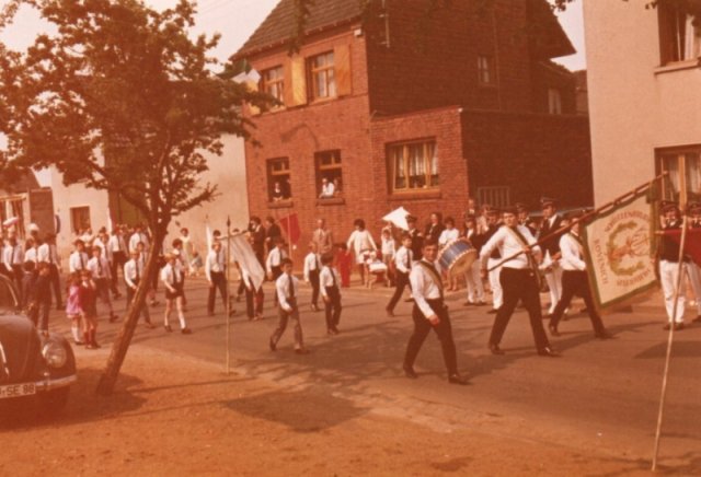 1972 Jungschützen beim Vorbeimarsch